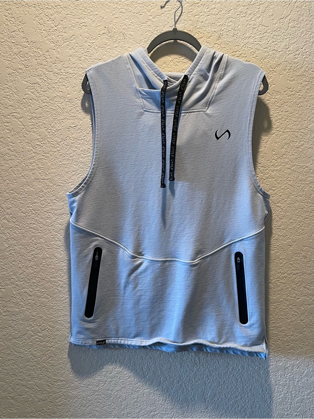 TLF men light blue hooded sleeveless active/workout sweatshirt, size L